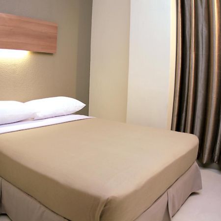 The Center Suites Cebu Stadt Exterior foto