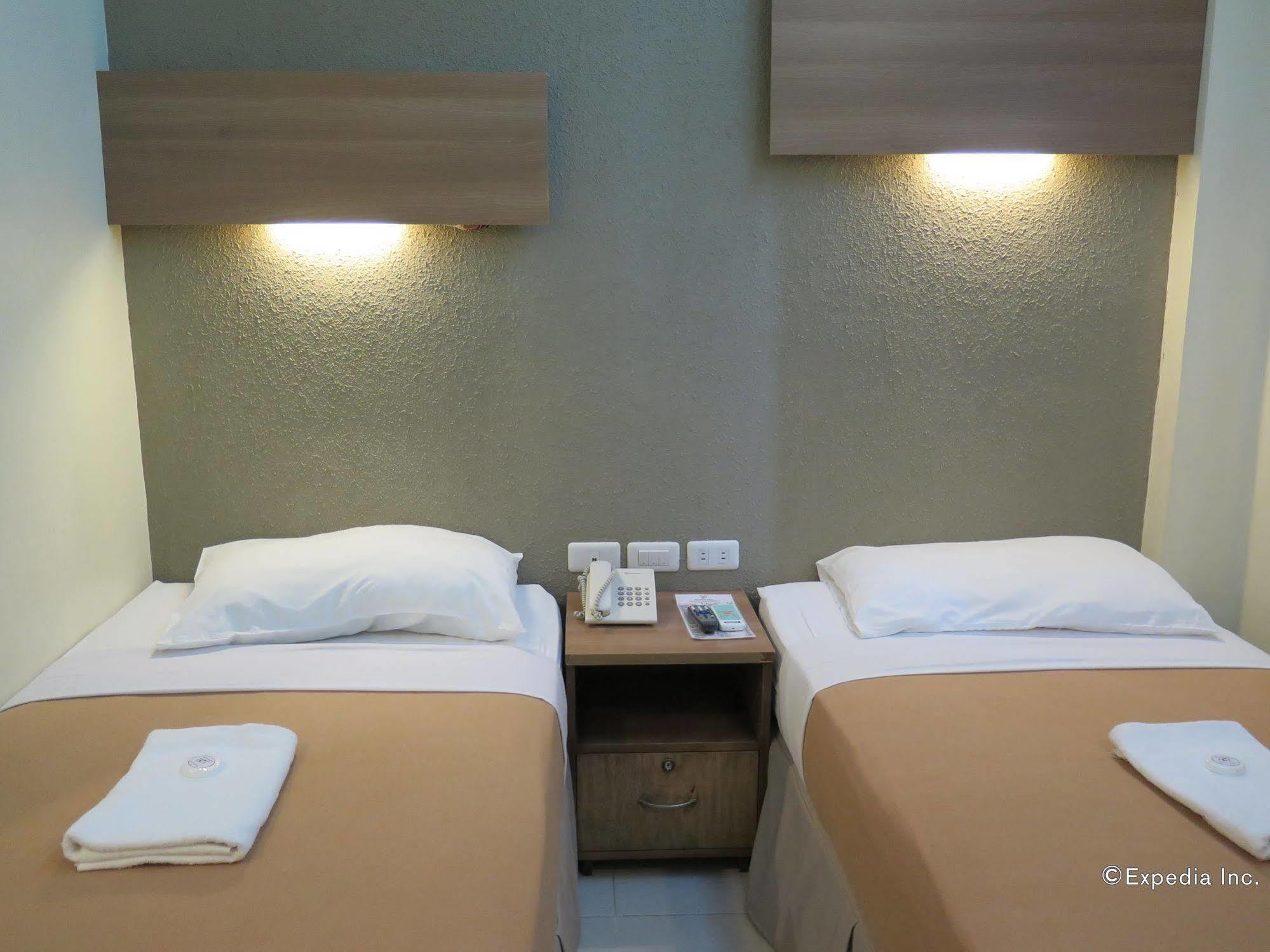 The Center Suites Cebu Stadt Exterior foto