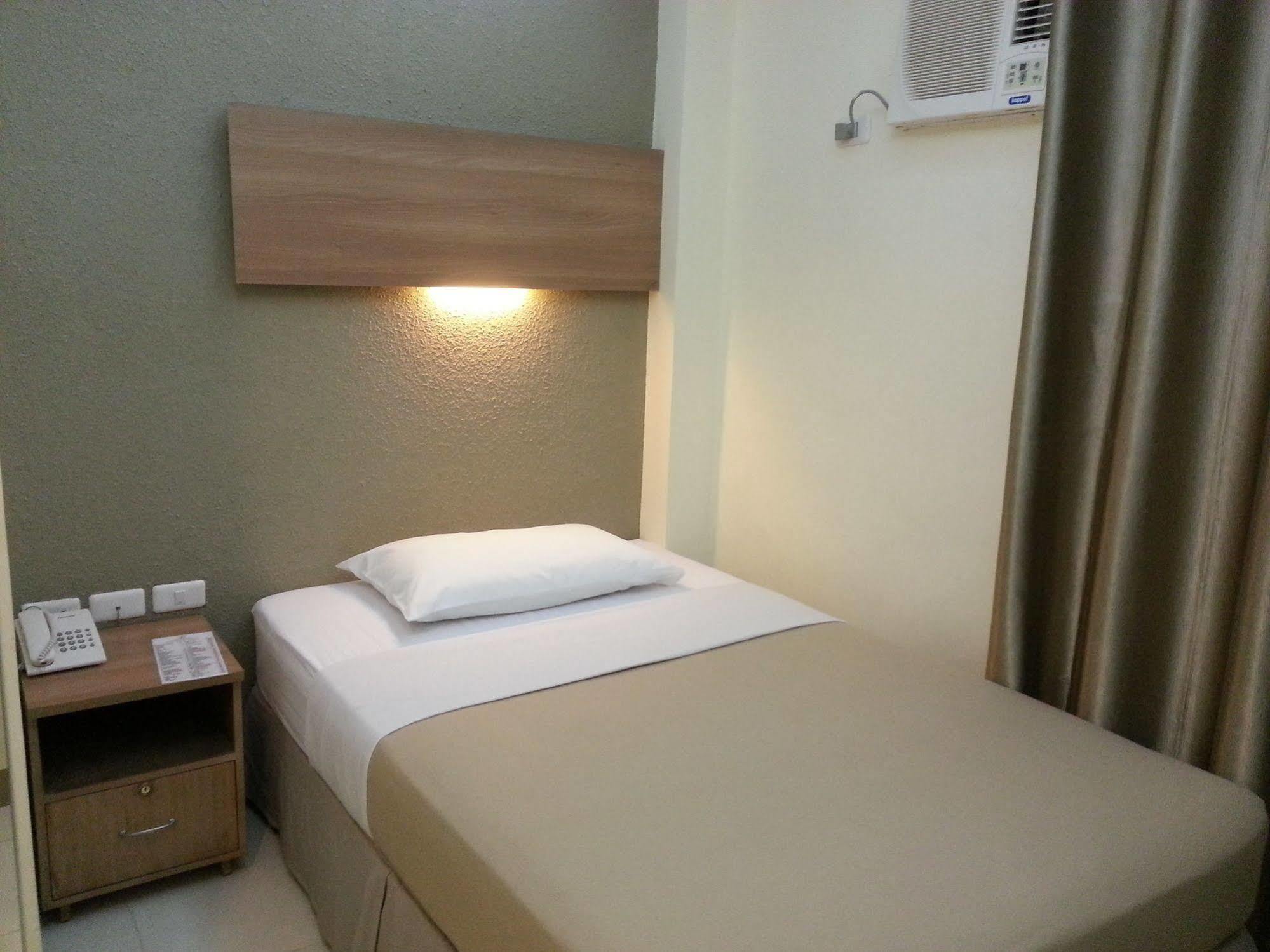 The Center Suites Cebu Stadt Exterior foto