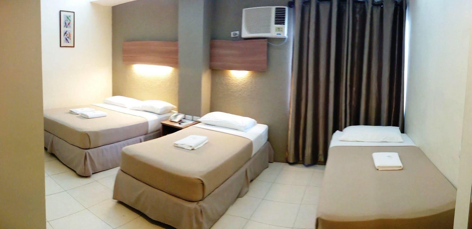 The Center Suites Cebu Stadt Exterior foto