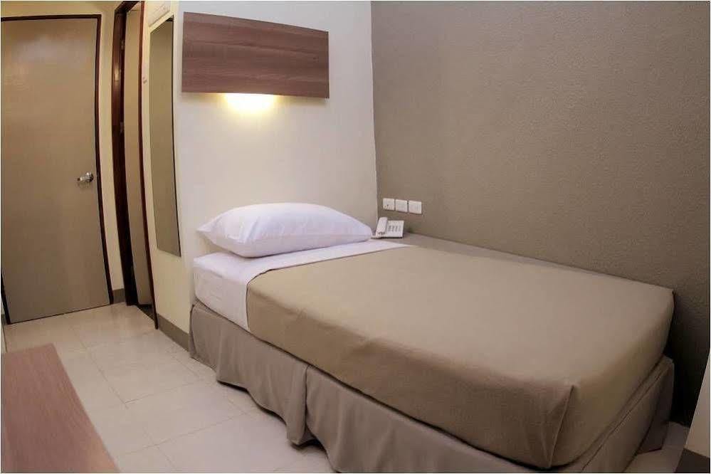 The Center Suites Cebu Stadt Exterior foto