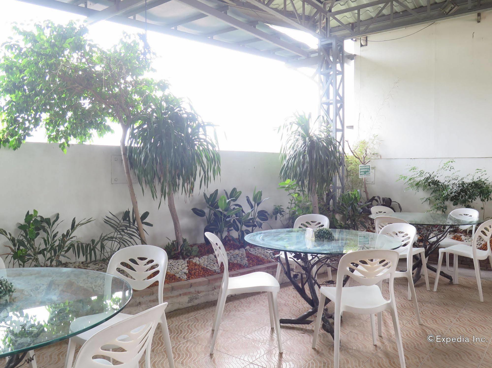 The Center Suites Cebu Stadt Exterior foto
