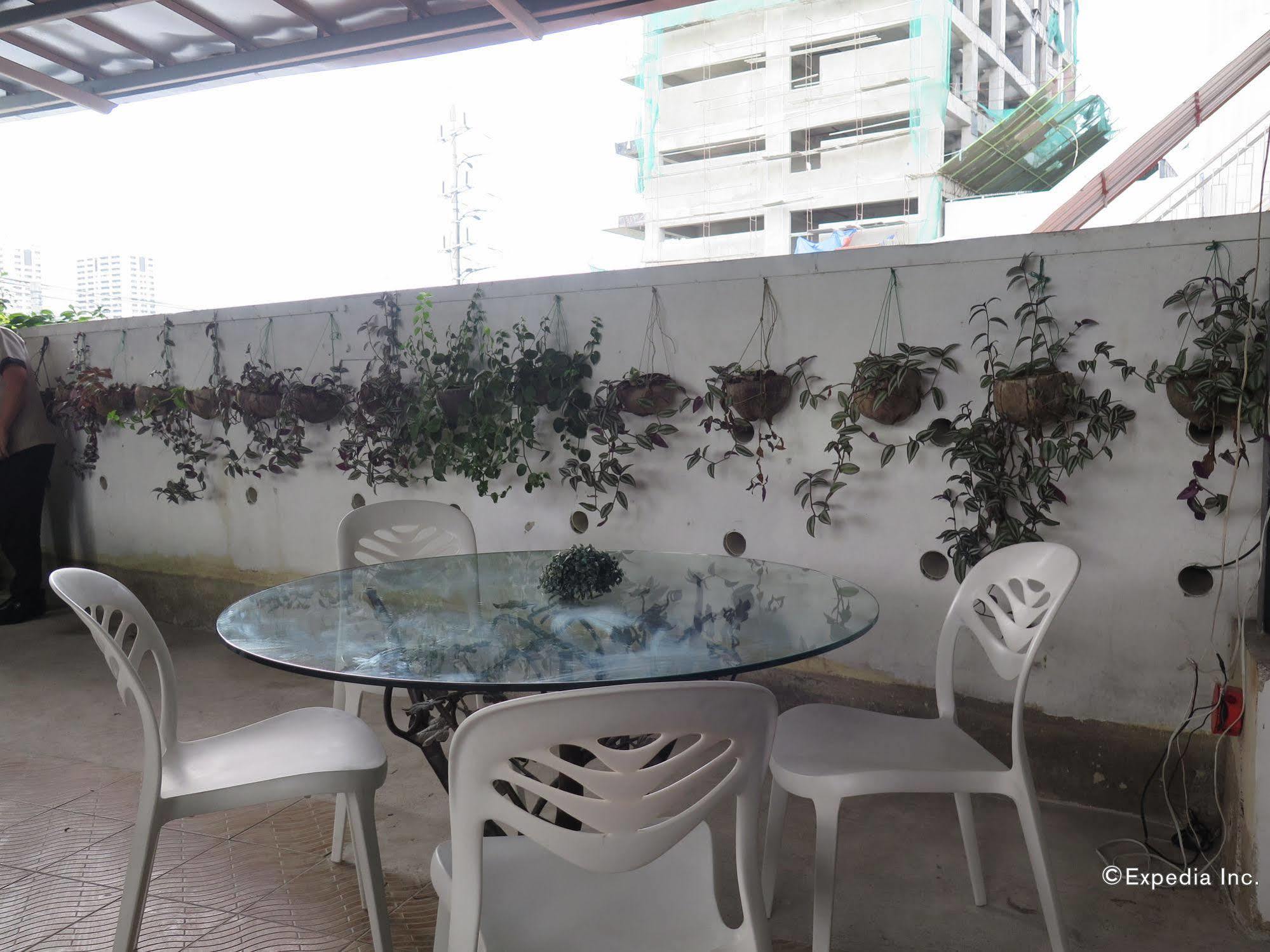 The Center Suites Cebu Stadt Exterior foto