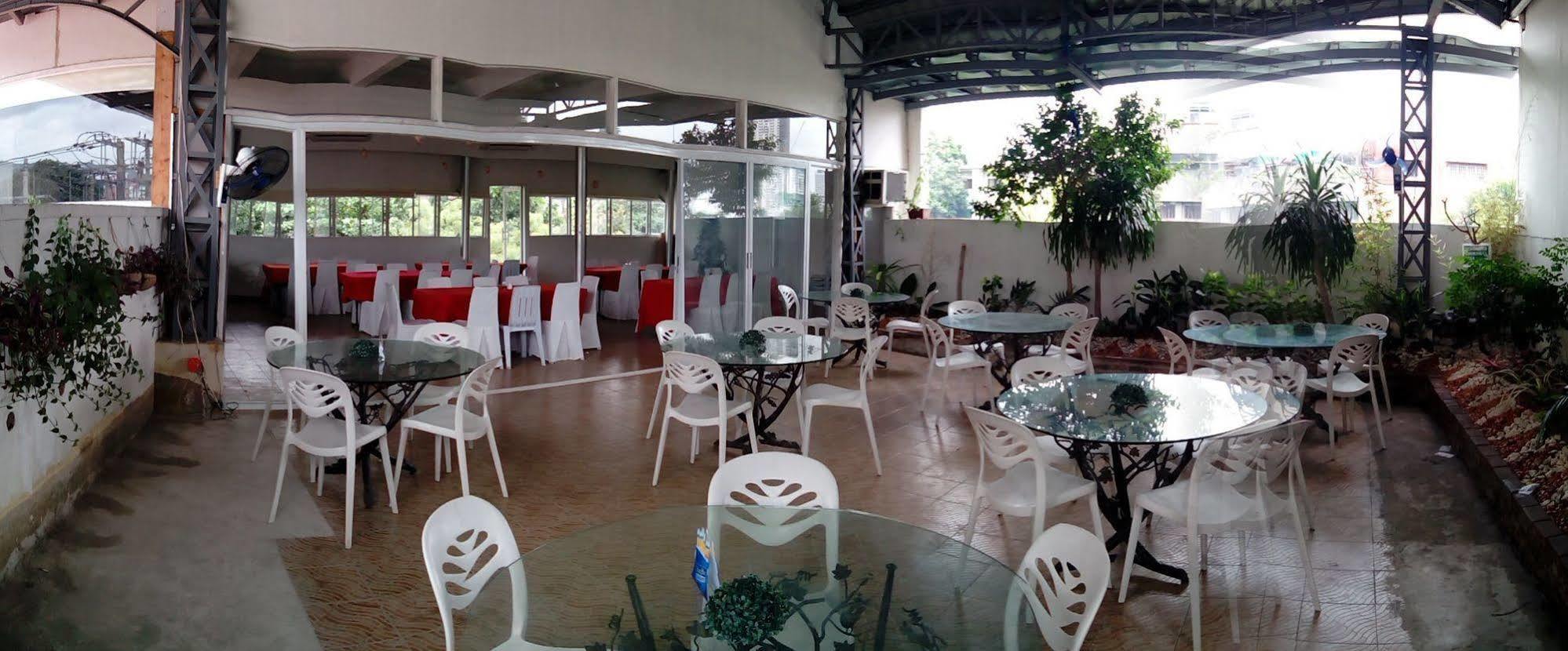 The Center Suites Cebu Stadt Exterior foto
