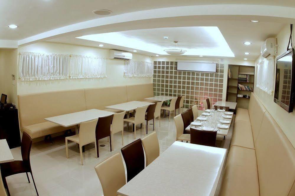 The Center Suites Cebu Stadt Exterior foto