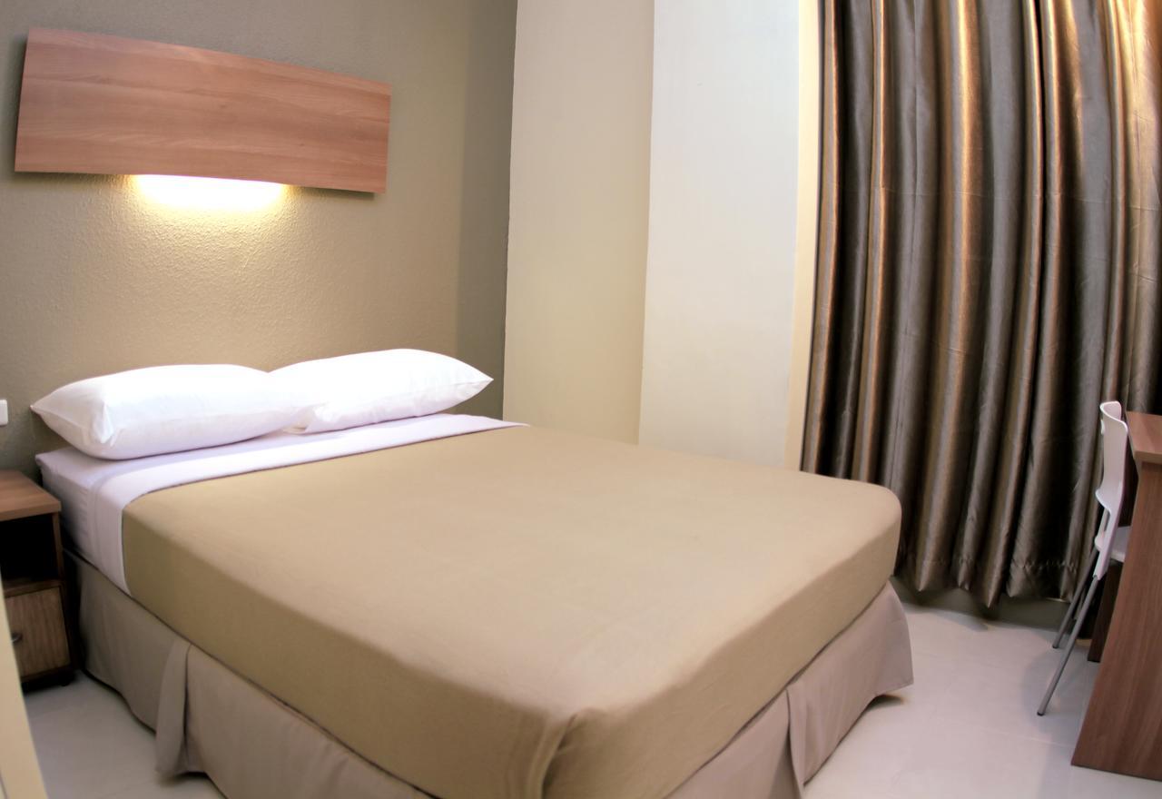 The Center Suites Cebu Stadt Exterior foto